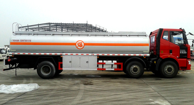 國五解放小三軸26方油罐車 國五解放小三軸26方油罐車