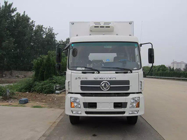 東風(fēng)天錦7.4米冷藏車