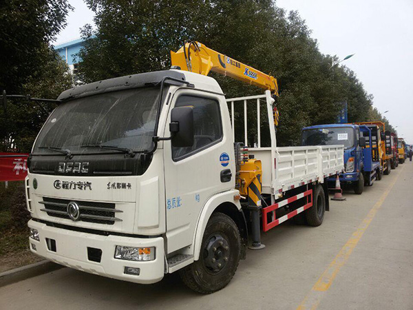 東風(fēng)廂長4.35隨車吊 東風(fēng)廂長4.35隨車吊