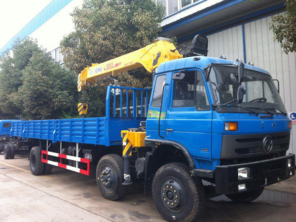 東風(fēng)前四后四輪8.5米隨車(chē)吊 東風(fēng)前四后四輪8.5米隨車(chē)吊