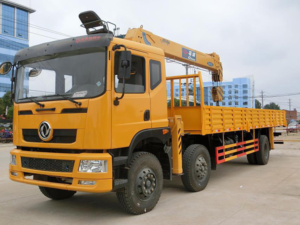 東風(fēng)前四后四輪8.5米隨車(chē)吊 東風(fēng)前四后四輪8.5米隨車(chē)吊