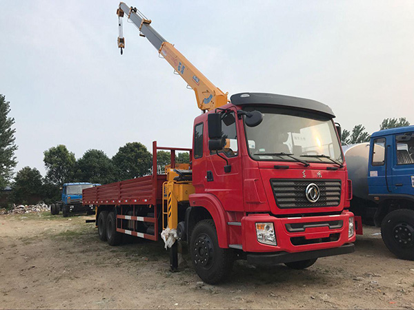 東風(fēng)前四后四輪8.5米隨車(chē)吊 東風(fēng)前四后四輪8.5米隨車(chē)吊