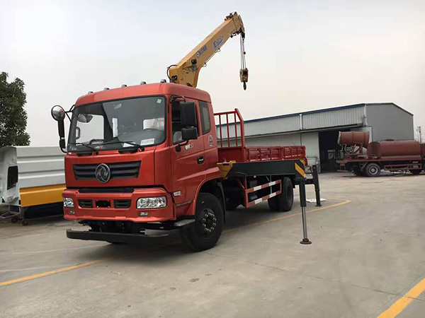 東風單橋6.1米隨車吊