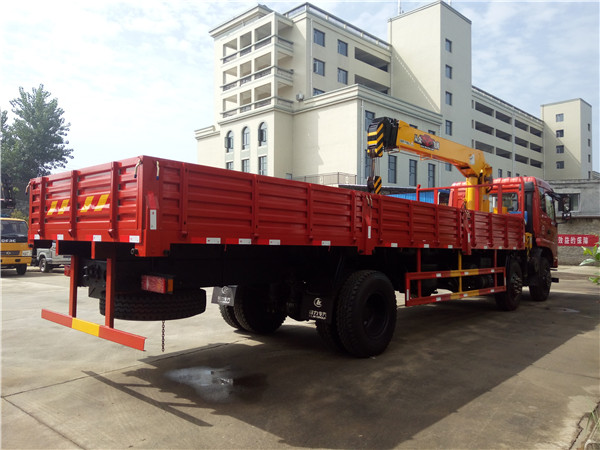 東風(fēng)前四后四飛濤8噸隨車吊 東風(fēng)前四后四飛濤8噸隨車吊