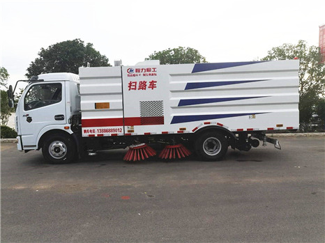 東風(fēng)多利卡D7掃路車