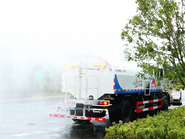 東風(fēng)天錦路面清洗車尾部效果