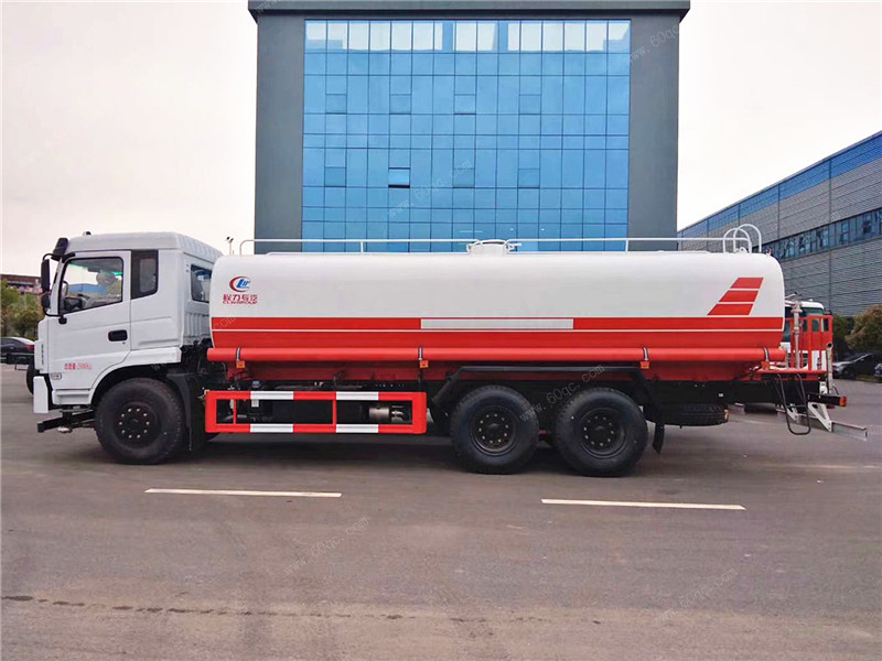 東風D17后雙橋灑水車