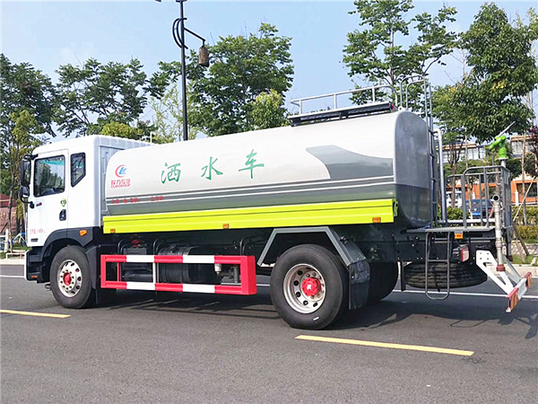 新款東風(fēng)多利卡D9灑水車