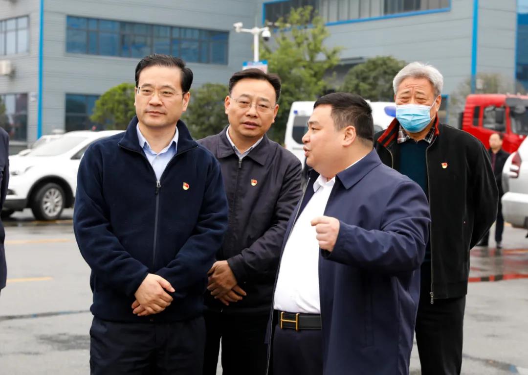 程阿羅,黨委副書記、常務(wù)副總經(jīng)理程國(guó)強(qiáng),黨委書記何儒安、總經(jīng)辦服務(wù)中心主任張火生